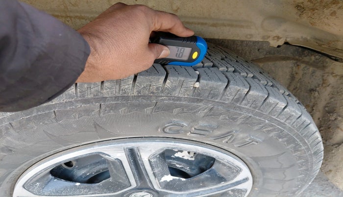 2011 Mahindra Scorpio LX, Diesel, Manual, 2,57,913 km, tyre