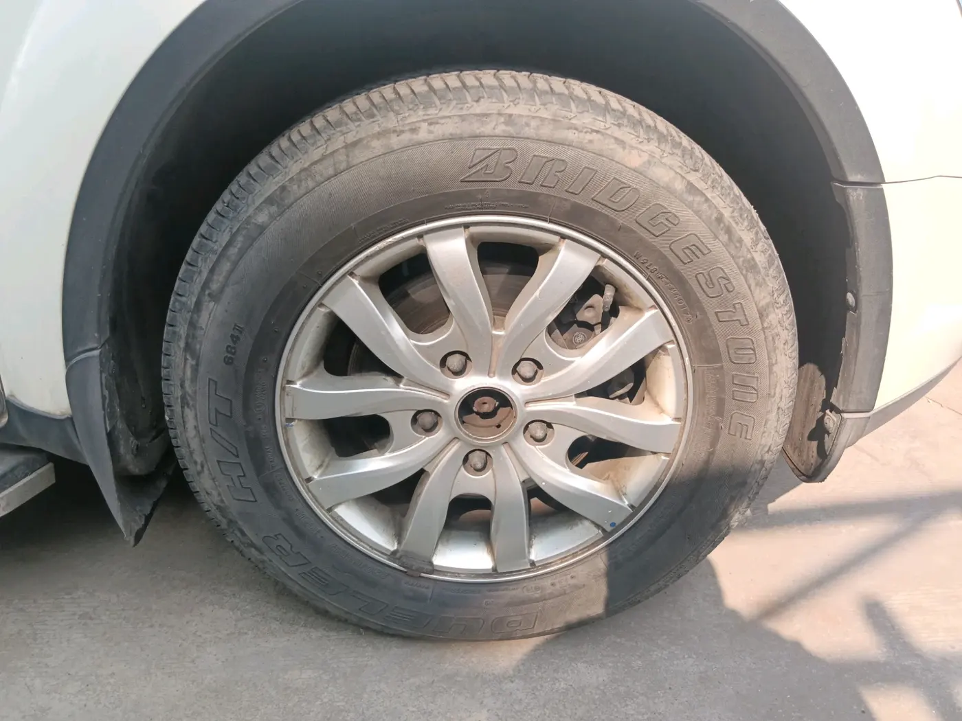 2017 Mahindra XUV500 W10, Diesel, Manual, 1,12,720 km, tyre