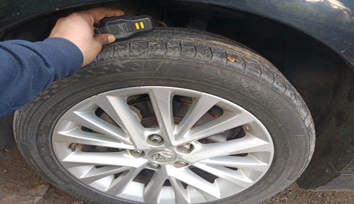 2017 Toyota Camry HYBRID, Hybrid, Automatic, 80,803 km, tyre