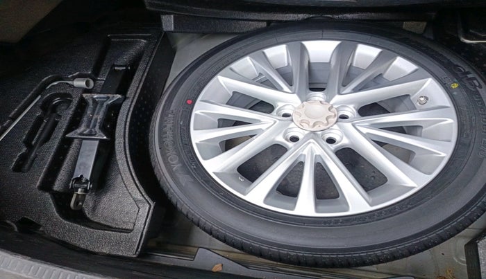 2017 Toyota Camry HYBRID, Hybrid, Automatic, 80,803 km, tyre