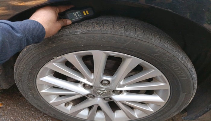 2017 Toyota Camry HYBRID, Hybrid, Automatic, 80,803 km, tyre