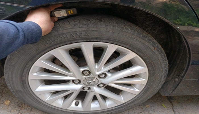 2017 Toyota Camry HYBRID, Hybrid, Automatic, 80,803 km, tyre