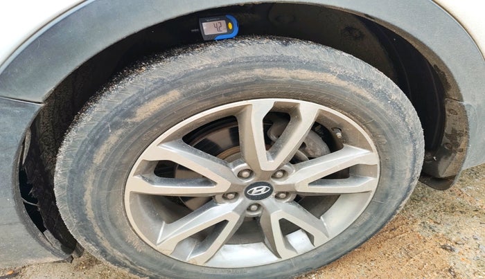 2014 Hyundai Santa Fe 4 WD AT, Diesel, Automatic, 1,26,757 km, tyre