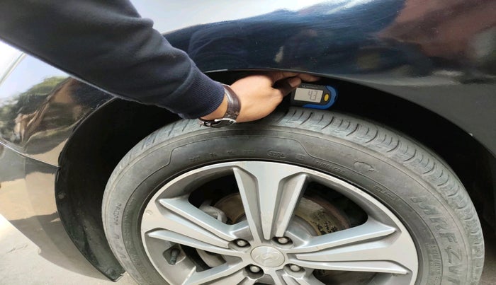 2017 Hyundai Verna 1.6 VTVT SX (O) AT, Petrol, Automatic, 1,31,996 km, tyre