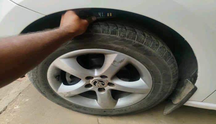 2015 Skoda Rapid AMBITION 1.6 MPI MT, Petrol, Manual, 78,886 km, tyre