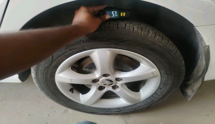 2015 Skoda Rapid AMBITION 1.6 MPI MT, Petrol, Manual, 78,886 km, tyre