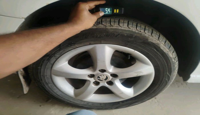 2015 Skoda Rapid AMBITION 1.6 MPI MT, Petrol, Manual, 78,886 km, tyre