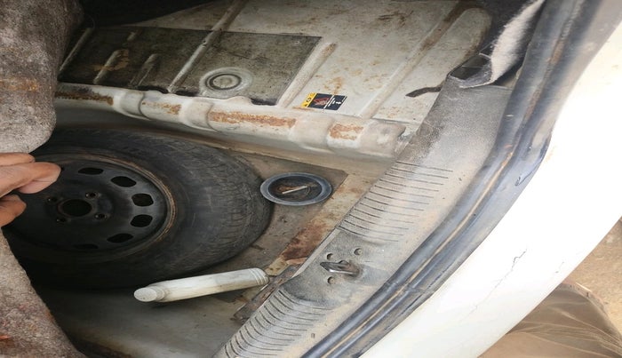 2012 Ford Fiesta Classic CLXI 1.4 DIESEL, Diesel, Manual, 1,00,707 km, tyre