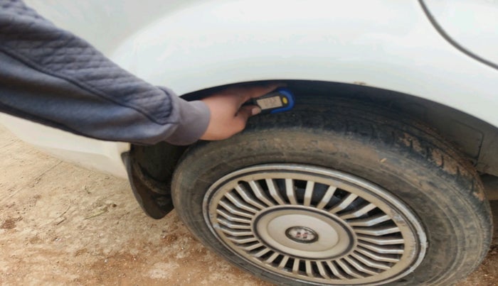 2012 Ford Fiesta Classic CLXI 1.4 DIESEL, Diesel, Manual, 1,00,707 km, tyre