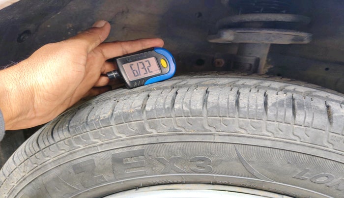 2017 Maruti Swift VXI, Petrol, Manual, 1,06,352 km, tyre