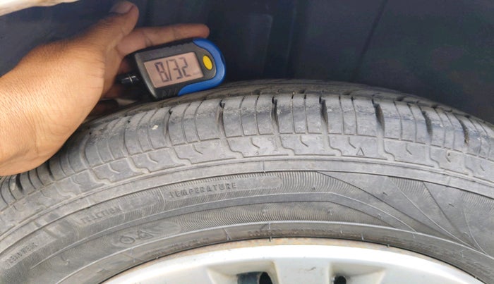 2017 Maruti Swift VXI, Petrol, Manual, 1,06,352 km, tyre