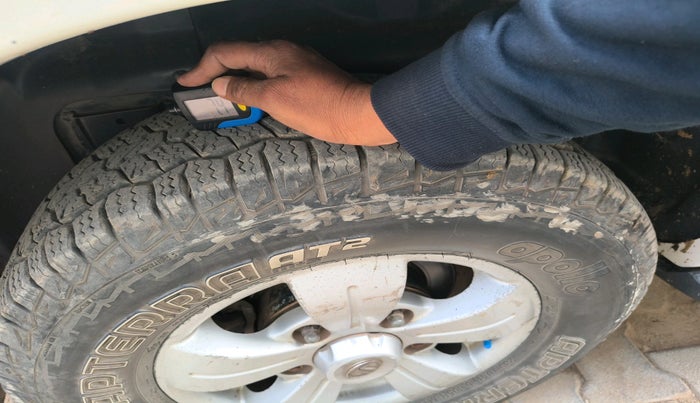 2016 Tata Safari Storme 2.2 VX 4X2, Diesel, Manual, 2,15,508 km, tyre