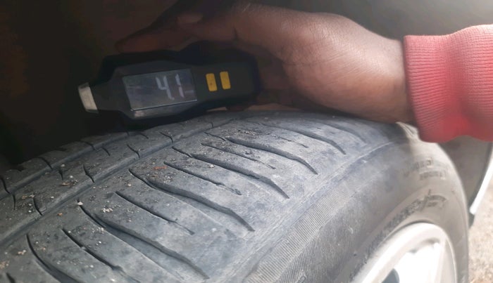 2013 Volkswagen Vento HIGHLINE DIESEL 1.6, Diesel, Manual, 1,47,967 km, tyre