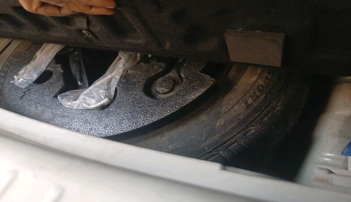 2020 Mahindra XUV300 W6 1.2 PETROL, Petrol, Manual, 64,196 km, tyre