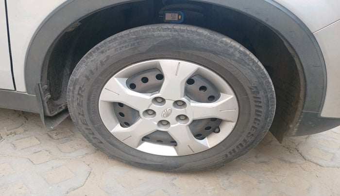 2020 Mahindra XUV300 W6 1.2 PETROL, Petrol, Manual, 64,196 km, tyre