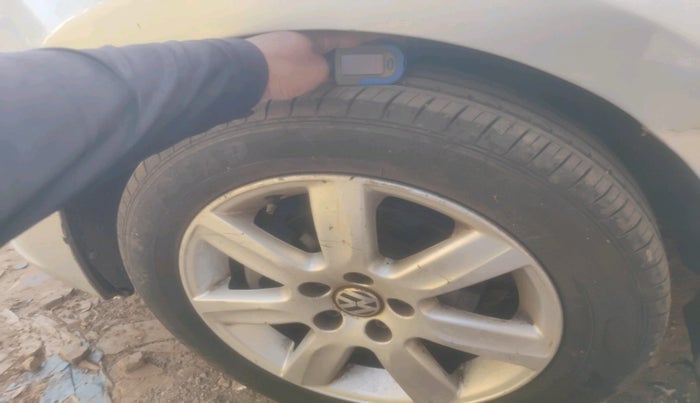 2012 Volkswagen Vento COMFORTLINE 1.6, Petrol, Manual, 1,04,890 km, tyre