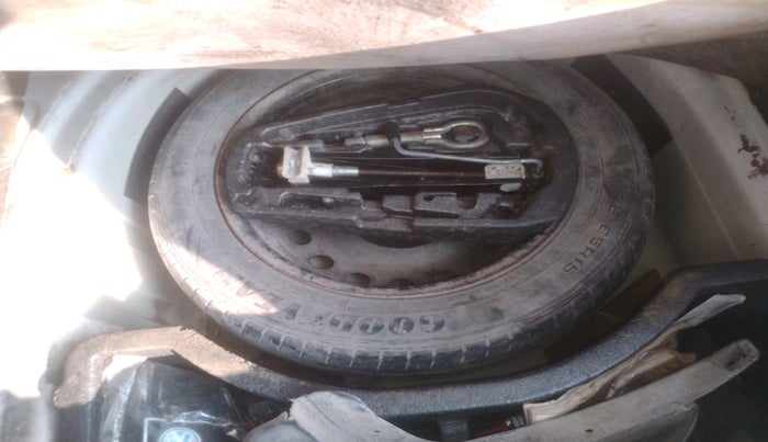 2012 Volkswagen Vento COMFORTLINE 1.6, Petrol, Manual, 1,04,890 km, tyre