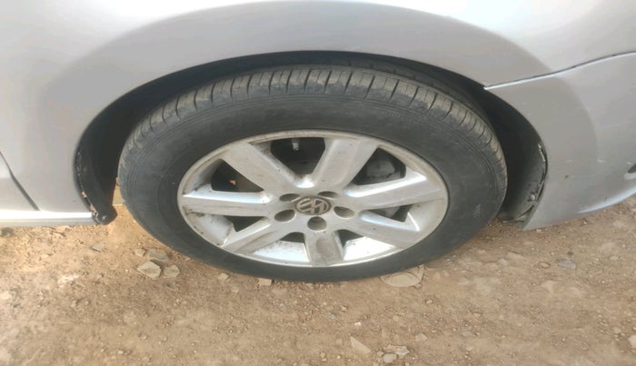 2012 Volkswagen Vento COMFORTLINE 1.6, Petrol, Manual, 1,04,890 km, tyre