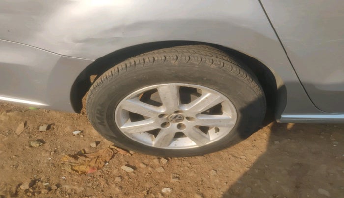 2012 Volkswagen Vento COMFORTLINE 1.6, Petrol, Manual, 1,04,890 km, tyre