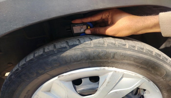 2022 Renault Kwid RXT 1.0 AMT, Petrol, Automatic, 39,000 km, tyre