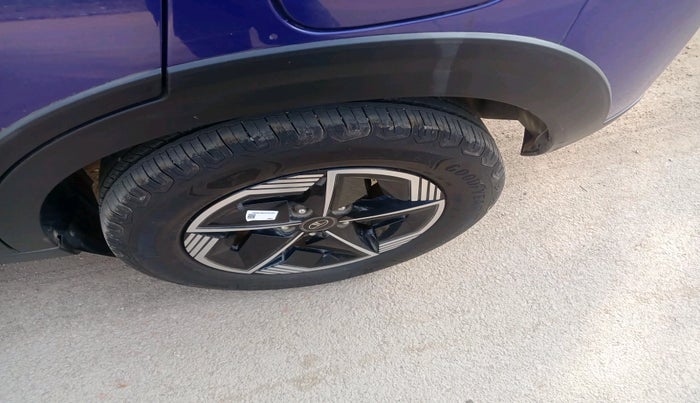 2023 Tata NEXON FEARLESS PURPLE + SUNROOF DUAL TONE 1.2 PETROL, Petrol, Manual, 21,079 km, tyre