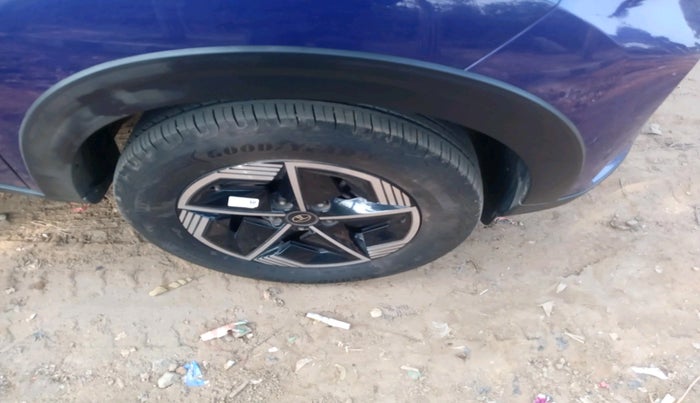 2023 Tata NEXON FEARLESS PURPLE + SUNROOF DUAL TONE 1.2 PETROL, Petrol, Manual, 21,079 km, tyre