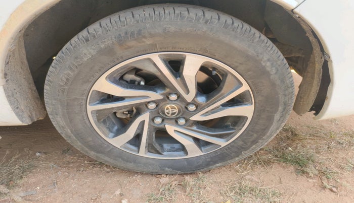 2022 Toyota Innova Crysta 2.7 VX 7 STR, Petrol, Manual, 58,400 km, tyre