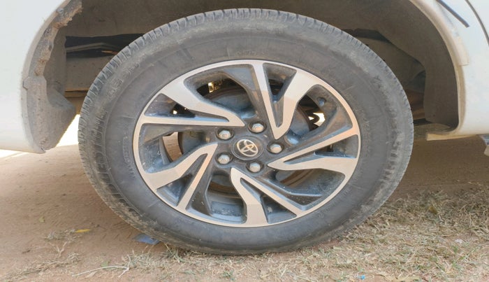 2022 Toyota Innova Crysta 2.7 VX 7 STR, Petrol, Manual, 58,400 km, tyre