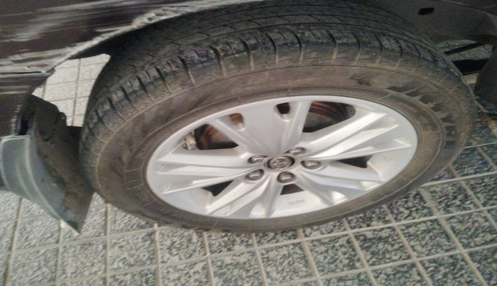 2016 Toyota Innova Crysta 2.4 ZX AT 7 STR, Diesel, Automatic, 2,51,936 km, tyre