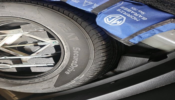 2022 MG ASTOR SHARP 1.5 CVT, Petrol, Automatic, 23,930 km, tyre