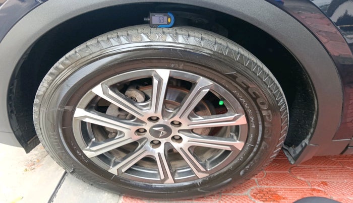 2022 Mahindra XUV700 AX 7 LUXURY D AT 7 STR, Diesel, Automatic, 86,282 km, tyre