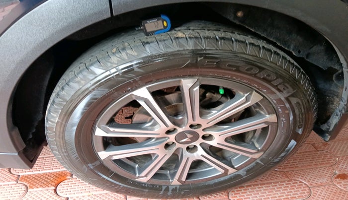 2022 Mahindra XUV700 AX 7 LUXURY D AT 7 STR, Diesel, Automatic, 86,282 km, tyre