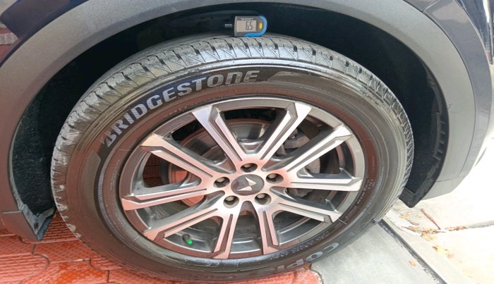 2022 Mahindra XUV700 AX 7 LUXURY D AT 7 STR, Diesel, Automatic, 86,282 km, tyre