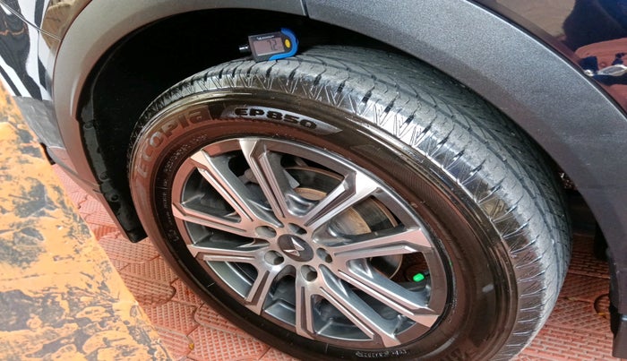 2022 Mahindra XUV700 AX 7 LUXURY D AT 7 STR, Diesel, Automatic, 86,282 km, tyre