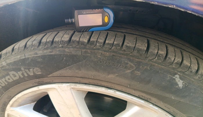 2011 Volkswagen Vento HIGHLINE 1.6 MPI, Petrol, Manual, 1,62,900 km, tyre