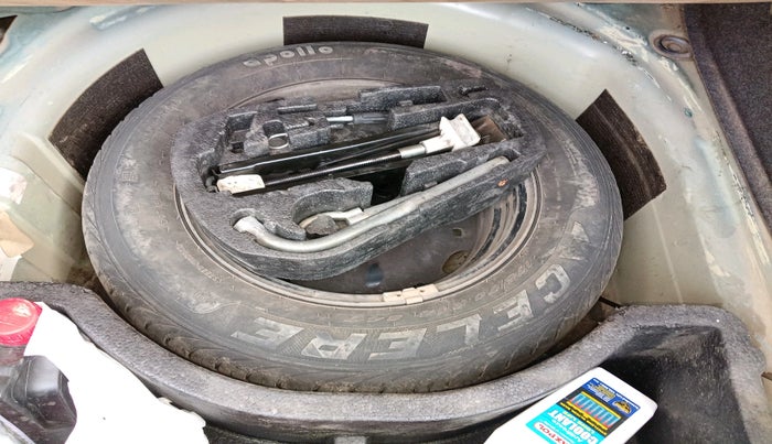 2011 Volkswagen Vento HIGHLINE 1.6 MPI, Petrol, Manual, 1,62,900 km, tyre