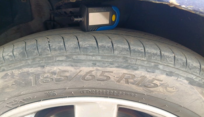 2011 Volkswagen Vento HIGHLINE 1.6 MPI, Petrol, Manual, 1,62,900 km, tyre