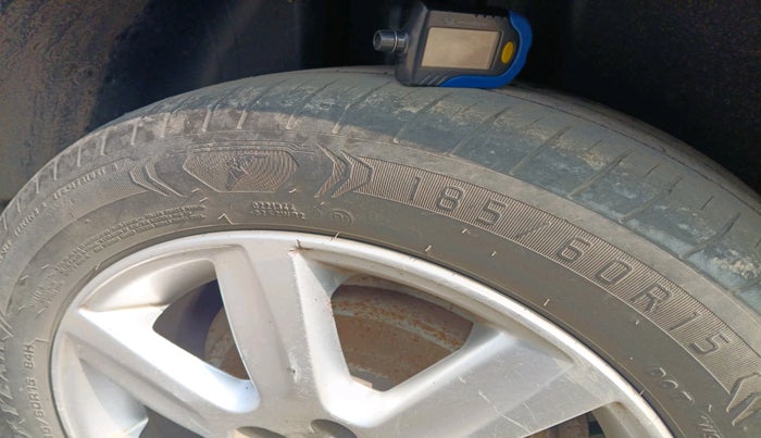 2011 Volkswagen Vento HIGHLINE 1.6 MPI, Petrol, Manual, 1,62,900 km, tyre