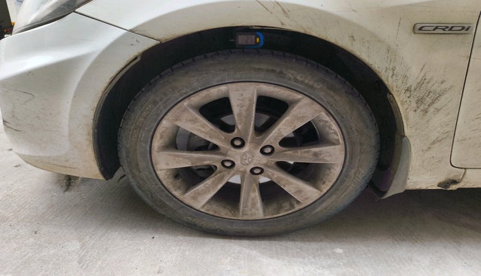 2011 Hyundai Verna FLUIDIC 1.6 CRDI SX, Diesel, Manual, 1,87,690 km, tyre