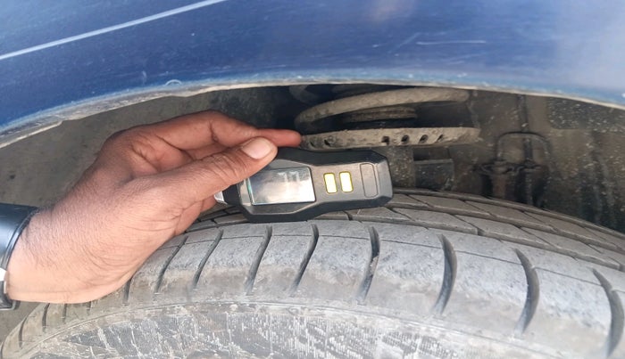 2013 Volkswagen Polo HIGHLINE DIESEL, Diesel, Manual, 1,00,000 km, tyre