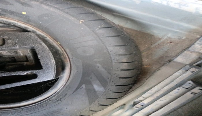 2013 Volkswagen Polo HIGHLINE DIESEL, Diesel, Manual, 1,00,000 km, tyre