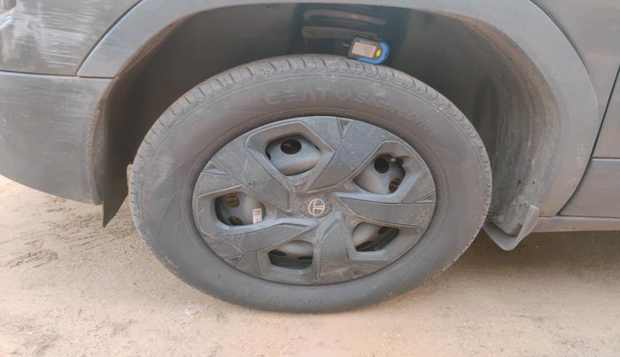 2024 Tata PUNCH ADVENTURE AMT, Petrol, Automatic, 24,619 km, tyre