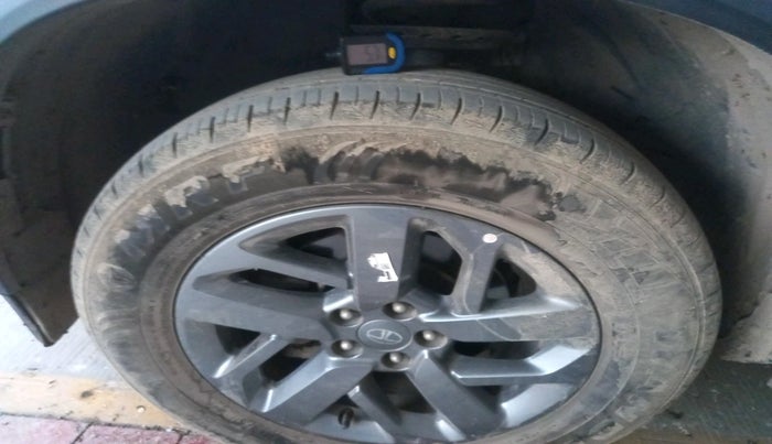 2024 Tata Safari SMART (O), Diesel, Manual, 28,932 km, tyre