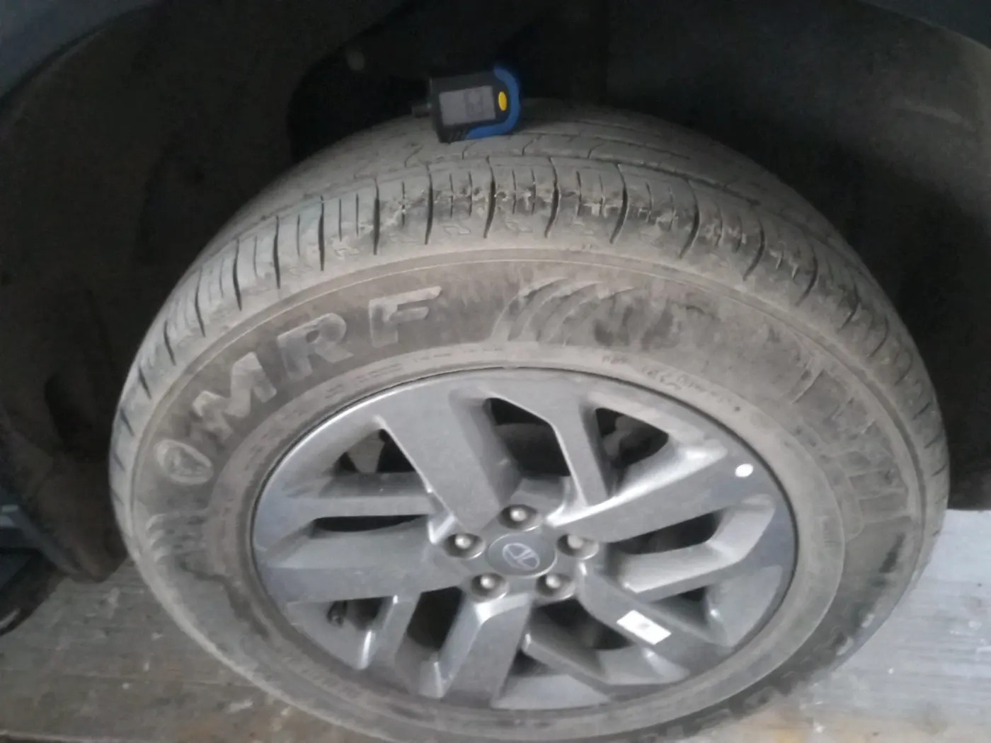 2024 Tata Safari SMART (O), Diesel, Manual, 28,932 km, tyre