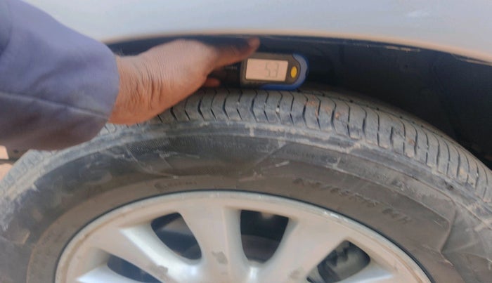 2013 Toyota Innova 2.5 VX 8 STR, Diesel, Manual, 1,84,472 km, tyre