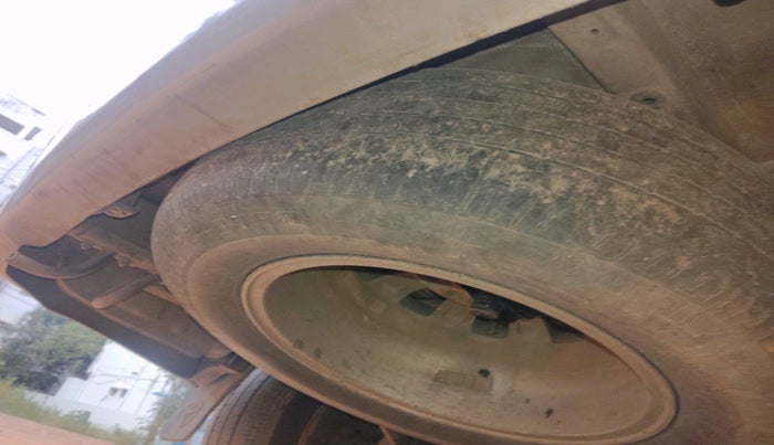 2013 Toyota Innova 2.5 VX 8 STR, Diesel, Manual, 1,84,472 km, tyre