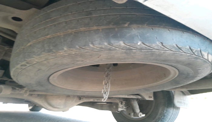 2015 Toyota Innova 2.5 VX 8 STR, Diesel, Manual, 1,64,838 km, tyre