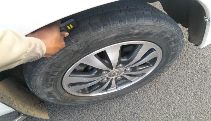 2015 Toyota Innova 2.5 VX 8 STR, Diesel, Manual, 1,64,838 km, tyre