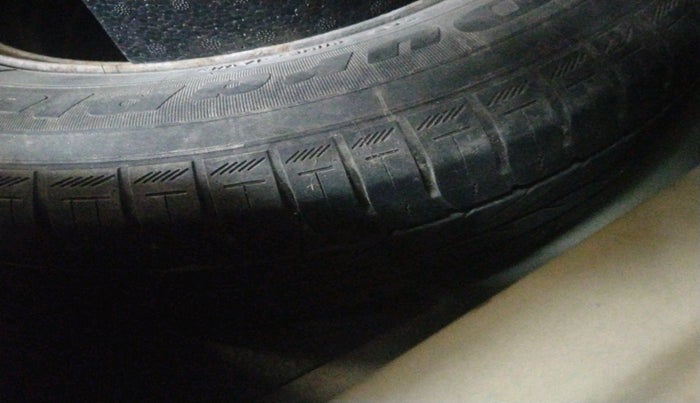 2011 Volkswagen Vento TRENDLINE 1.6, Petrol, Manual, 90,360 km, tyre