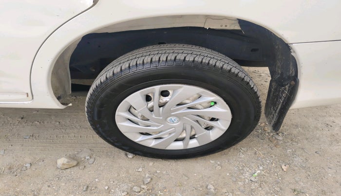 2016 Toyota Innova 2.5 GX 7 STR, Diesel, Manual, 2,71,331 km, tyre